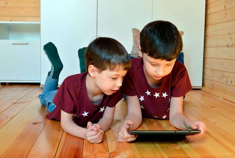 Niños con tableta, puede ser peligroso sin supervisión